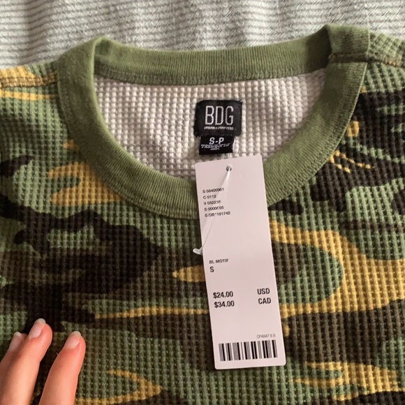 camo urban outfitters baby tee crop - Picture 2 of 4